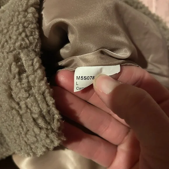 Cozy Women's Beige Vest with Button Closure - Picture 7 of 9